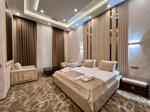 バクーにあるRoyal Mansion Hotelの大きなベッドと鏡のある寝室