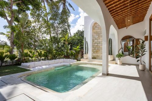 Kolam renang di atau dekat dengan Luxurious 2BR Pool Villa, Scenic Rice Field Views - Lumora Villa Seseh