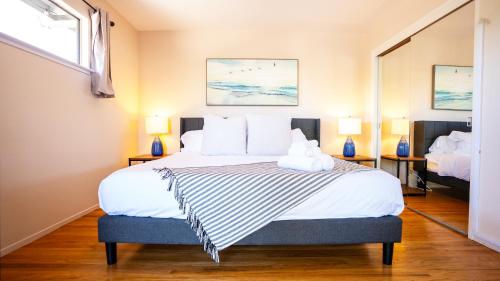 Un dormitorio con una cama grande con dos lámparas. en Dreamy Lux Heated Pool SPA 3BR in Urban Campbell, en Campbell