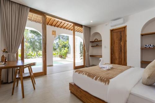 Katil atau katil-katil dalam bilik di Luxurious 2BR Pool Villa, Scenic Rice Field Views - Lumora Villa Seseh