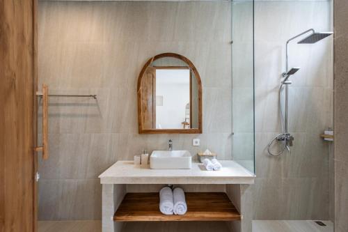 Koupelna v ubytování Luxurious 2BR Pool Villa, Scenic Rice Field Views - Lumora Villa Seseh
