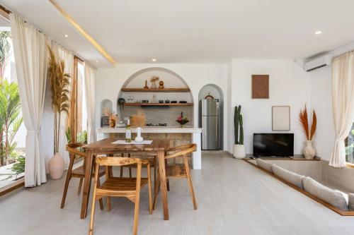 Dapur atau dapur kecil di Luxurious 2BR Pool Villa, Scenic Rice Field Views - Lumora Villa Seseh