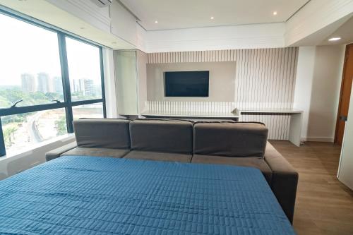 Una sala de estar con un sofá y un televisor de pantalla plana. en Tropical Executive Suite Flat 1001 Veiw, en Manaus