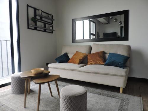 a living room with a couch and a table and a mirror at Villa City, Ciudad de Guatemala, EON zona 10 in Estación Pamplona