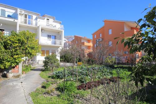 Family friendly seaside apartments Podstrana, Split - 23954