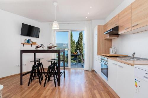 Family-friendly apartments with swimming pool Mastrinka, Ciovo - 23984
