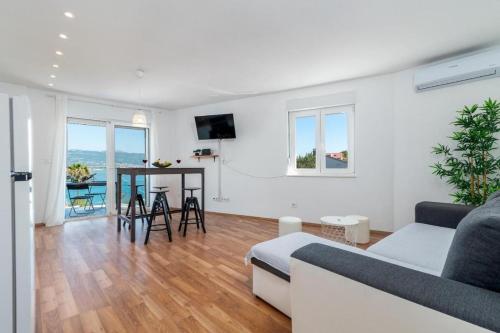 Family-friendly apartments with swimming pool Mastrinka, Ciovo - 23984