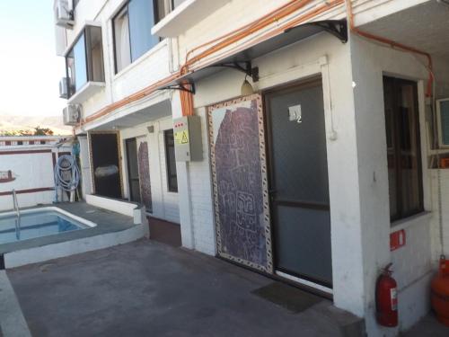 a building with a gate and a swimming pool at Hotel Diaguitas Illapel in Illapel