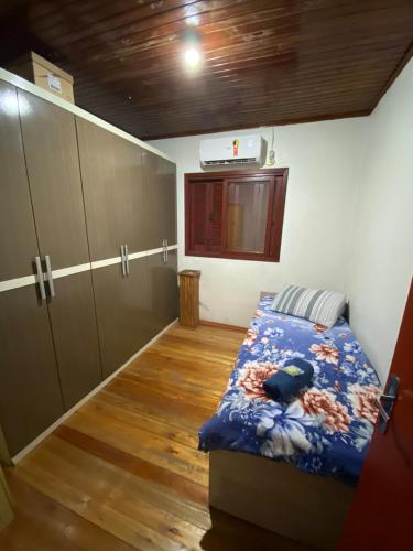 a small room with a bed and cabinets in it at Casa completa para pernoite in Pântano Grande