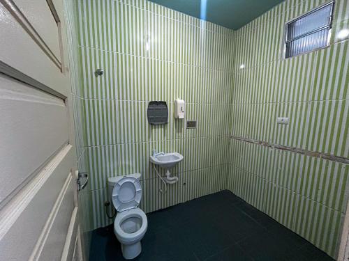 a small bathroom with a toilet and a sink at Casa Espaço Gaibu in Cabo de Santo Agostinho
