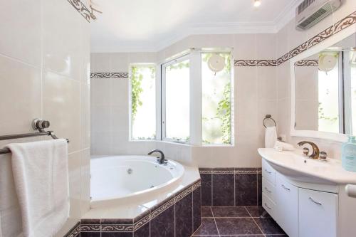 Vannituba majutusasutuses Classic Heritage Townhouse Central Freo