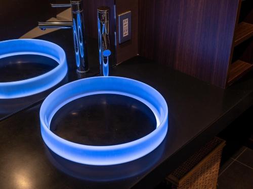 a bathroom with two blue toilets on a counter at グレイスヴィラ二条城 in Shimo-dachiyuuridōri