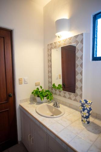 a bathroom with a sink and a mirror at Casa Linda, Paraíso de 4 recámaras en la Playa in Chicxulub