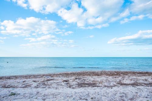 a beach with the ocean and a cloudy sky at Casa Linda, Paraíso de 4 recámaras en la Playa in Chicxulub