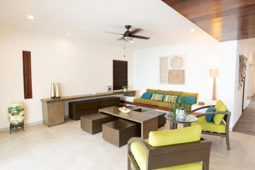 a living room with a couch and a table at Casa Linda, Paraíso de 4 recámaras en la Playa in Chicxulub