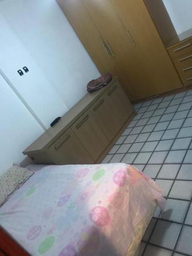 Zimmer mit einem Bett in einem Zimmer in der Unterkunft Apartamento para alugar período do São João in Campina Grande