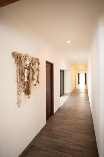 a hallway with white walls and wood floors at Casa Linda, Paraíso de 4 recámaras en la Playa in Chicxulub