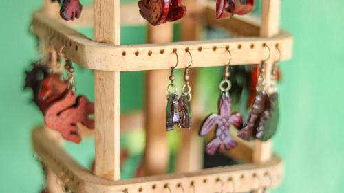 a wooden rack with some charms on it at Rio Celeste Cabinas Vista Tenorio in El pilon