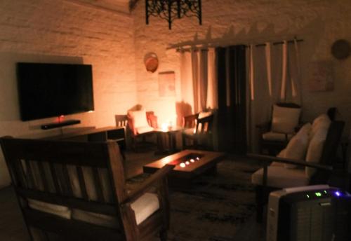 TV a/nebo společenská místnost v ubytování Holistic Hive Retreat House