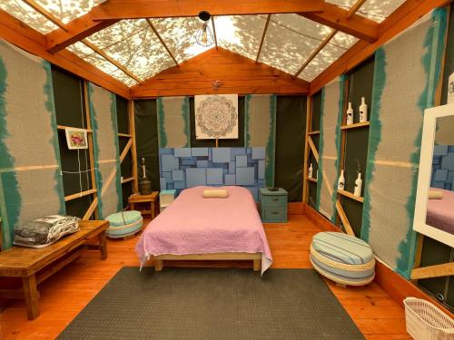 a small room with a bed in a house at Eko Aldea Kolybry in San Joaquín