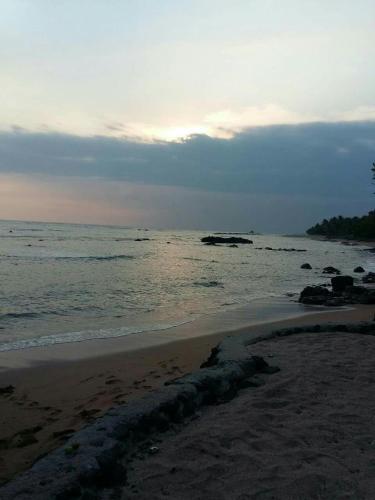 a sandy beach with the ocean in the background at Casa de Playa en residencial las Veraneras San Fer in Los Cóbanos