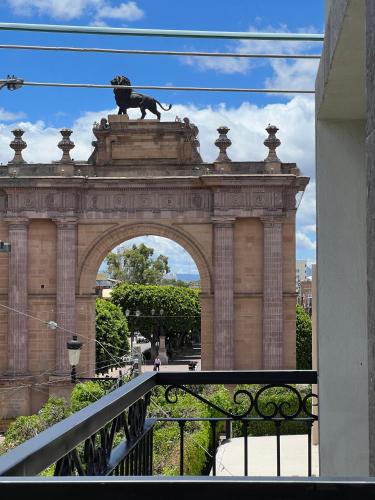 an arch with a dog statue on top of it at Hotel Boutique Divino Sol in León