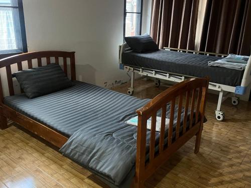 Ένα ή περισσότερα κρεβάτια σε δωμάτιο στο PR Home Suratthani