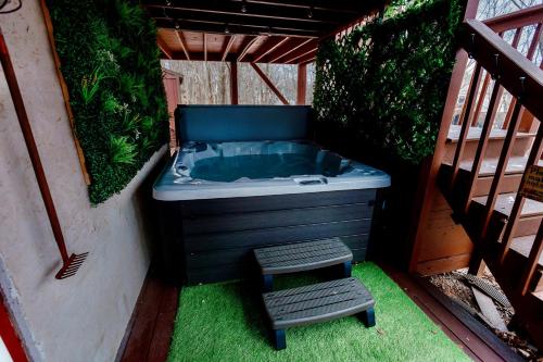 Fotografie z fotogalerie ubytování Poconos Getaway with Hot Tub-Close to Attractions, Perfect for Family &Friends! v destinaci Blakeslee