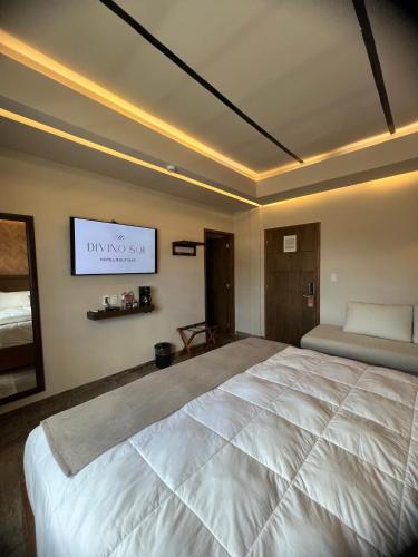 a bedroom with a large bed with a sign on the wall at Hotel Boutique Divino Sol in León