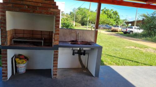 una cucina esterna con lavandino e finestra di ItuRanch II a Ituzaingó