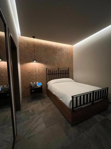 a bedroom with a bed in a room at Hotel Boutique Divino Sol in León