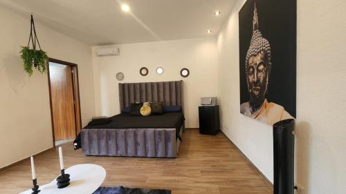 a bedroom with a bed and a poster of a man at Suite 3 en Tlaquepaque centro in Guadalajara