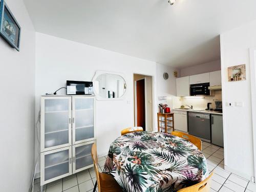 une cuisine et une salle à manger avec une table et des chaises dans l'établissement Appartement 4 pers avec vue mer, face à la plage - FR-1-709-33, à Fouras