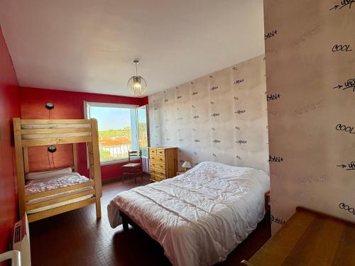 une petite chambre avec un lit et une fenêtre dans l'établissement Appartement 2 chambres près plage, animaux admis - FR-1-323-309, à Saint-Jean-de-Monts