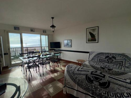 une chambre avec un lit, une table et des chaises dans l'établissement Appartement 2 chambres près plage, animaux admis - FR-1-323-309, à Saint-Jean-de-Monts