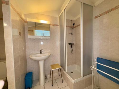 une salle de bain avec un lavabo et une douche dans l'établissement Appartement T2 + Mezzanine avec 2 Salles d'Eau et Parking Privé, Bord de Mer - St-Hilaire-de-Riez - FR-1-323-336, à Saint-Hilaire-de-Riez