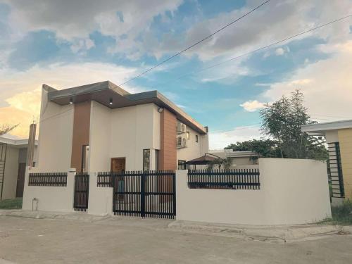 Το κτήριο όπου στεγάζεται  η παραθεριστική κατοικία