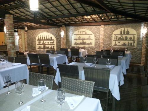 Un restaurante u otro lugar para comer en Hotel Pousada Latitude
