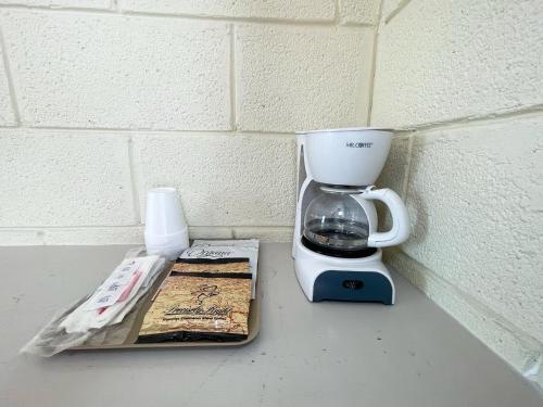 a blender sitting on a counter next to a wall at Mt Carmel Motel in Southern Utah in Mount Carmel