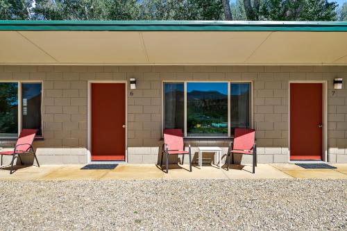 Mount Carmel Motel in Southern Utah Desert Room 6