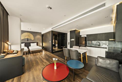 Posezení v ubytování The Code Hotel & Spa Da Nang - Complimentary Daily Afternoon Tea in Sky Bar