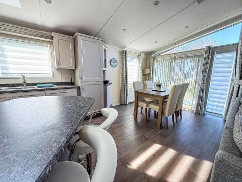 Gallery image of Stunning 6 Berth Lodge With Decking At Manor Park In Hunstanton Ref 23064K in Hunstanton