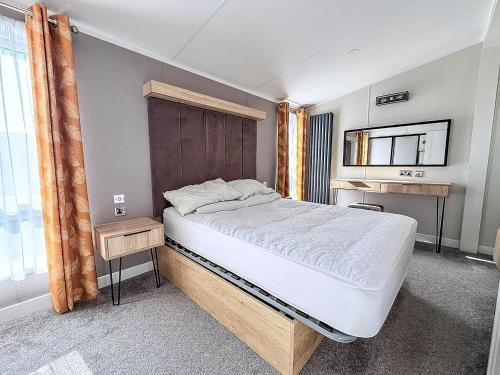 Postel nebo postele na pokoji v ubytování Stunning Lodge With Decking Nearby Hunstanton Beach, Sleeps 6 Ref 23215K
