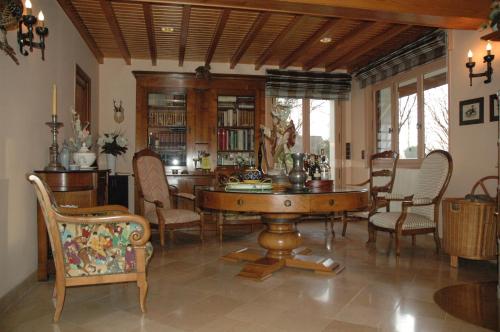 a dining room with a table and chairs at La Coulonnière in Wismes