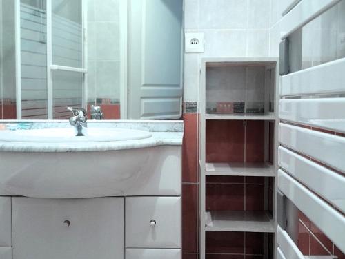 une salle de bain blanche avec un lavabo et un miroir dans l'établissement Charmant T2 Triangle d'Or Capbreton avec Parking - FR-1-239-1100, à Capbreton