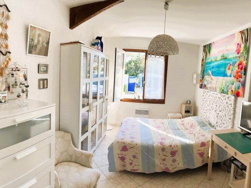 une chambre avec un lit et un bureau dans l'établissement Grande maison à Capbreton avec véranda et jardin pour 10 personnes - FR-1-239-1102, à Capbreton