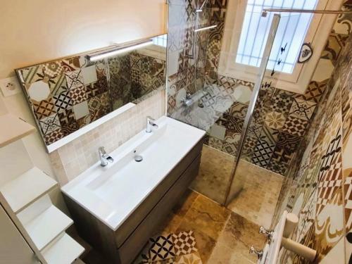 une salle de bain avec un lavabo et un miroir dans l'établissement Grande maison à Capbreton avec véranda et jardin pour 10 personnes - FR-1-239-1102, à Capbreton