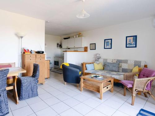 A seating area at Villa 3 pièces avec grand jardin, piscine collective, vue mer - FR-1-409-277