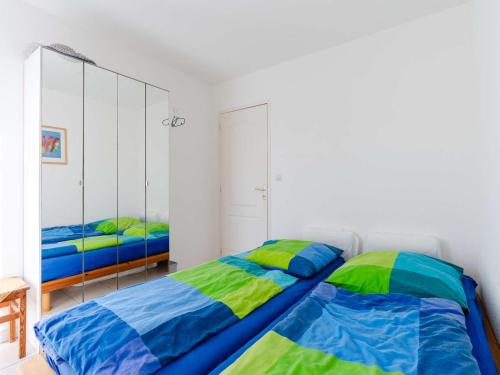 A bed or beds in a room at Villa 3 pièces avec grand jardin, piscine collective, vue mer - FR-1-409-277