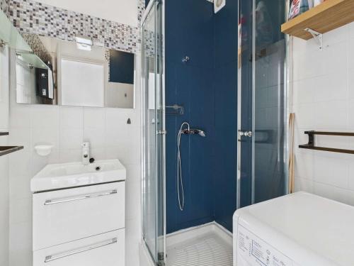 une salle de bain avec une douche, des toilettes et un lavabo dans l'établissement Appartement climatisé avec parking à Marseillan-Plage - FR-1-326-849, à Marseillan